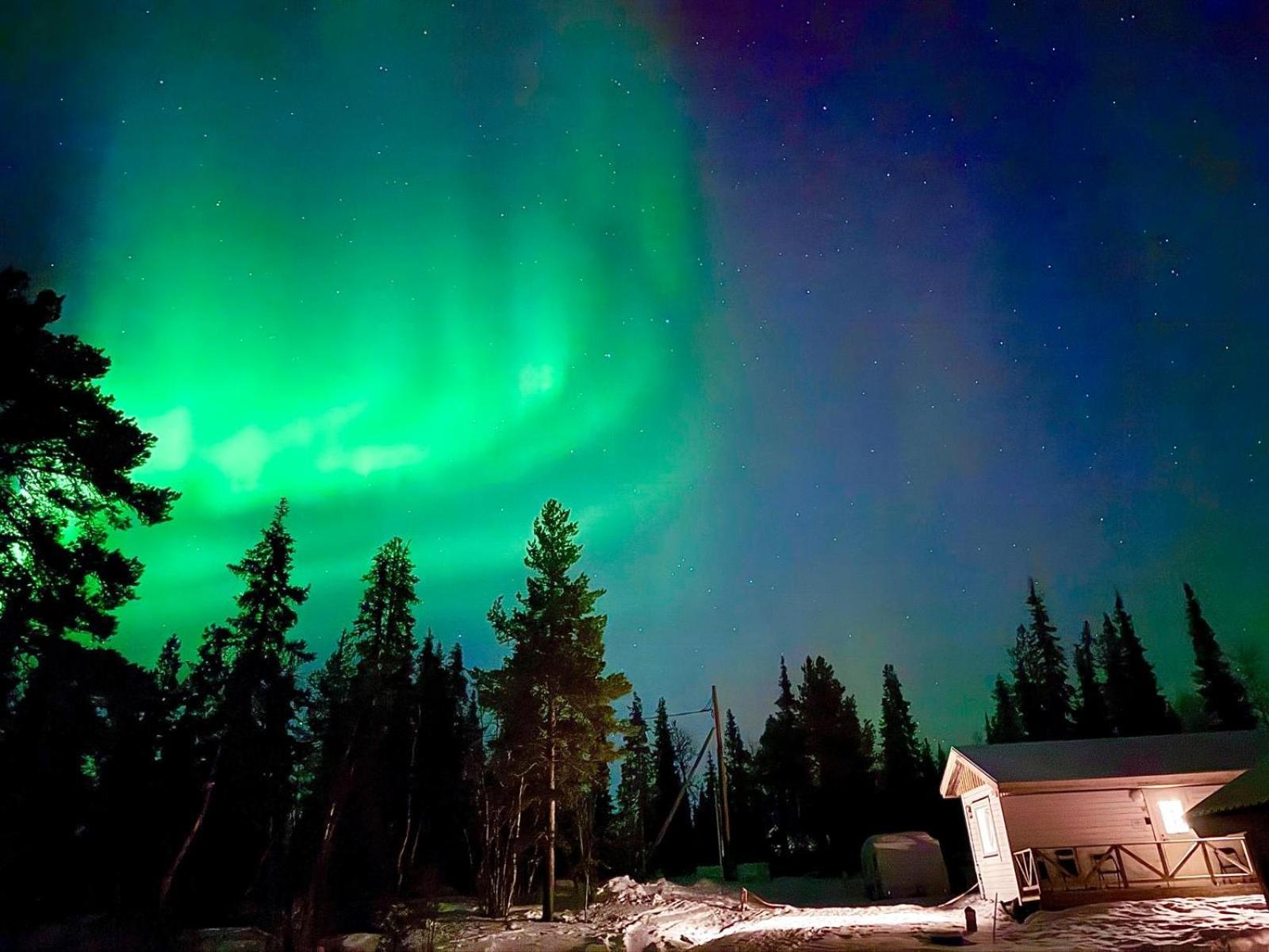 Lakeside Aurora